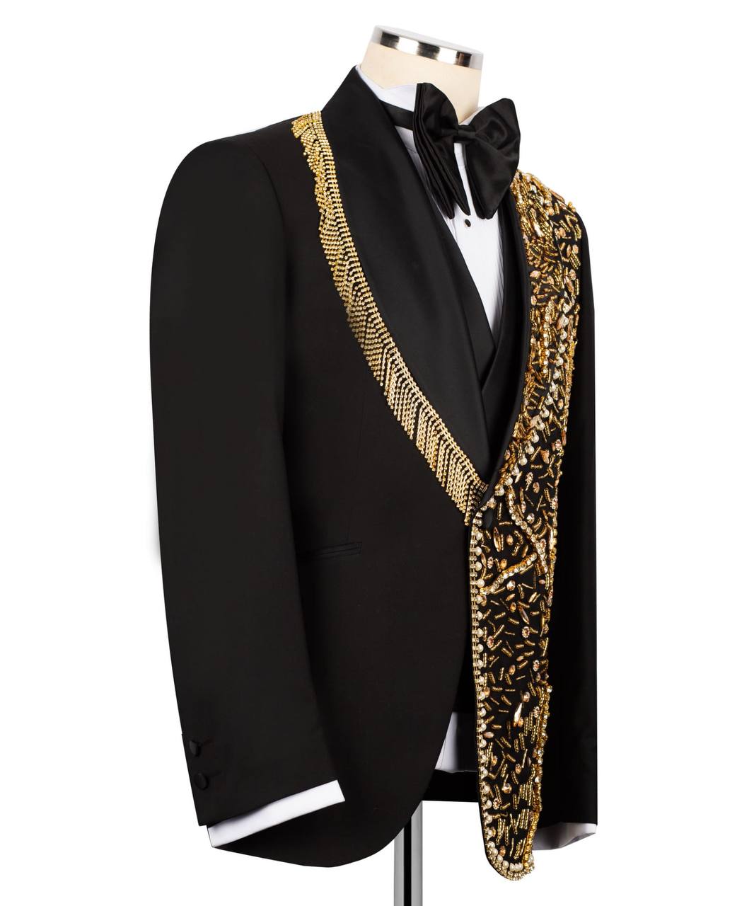 Schwarzer Smoking, dreiteilig, Blazer mit Goldperlen