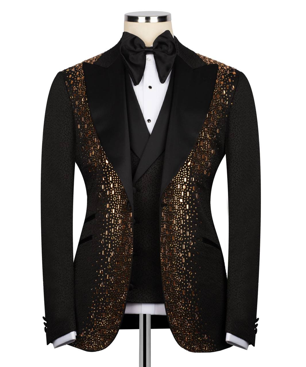 Schwarzer Smoking, dreiteilig, goldbestickter Blazer