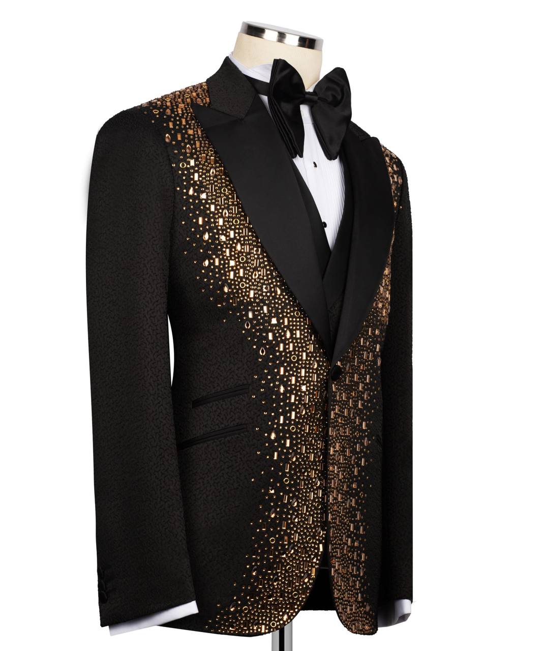 Schwarzer Smoking, dreiteilig, goldbestickter Blazer