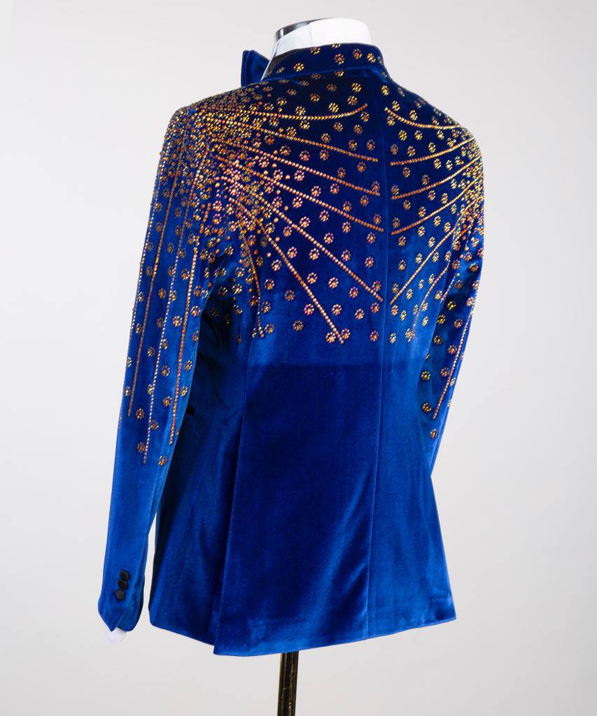Blauer Samt-Smoking, goldener Strass, Zweireiher
