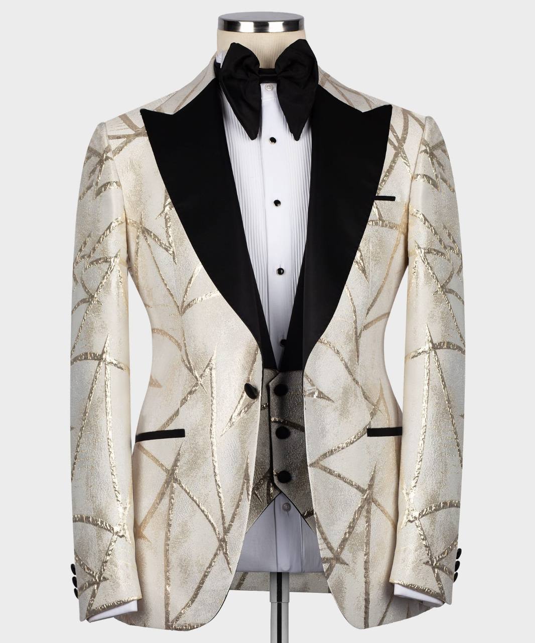 Herren-Tuxedo -Creme -Goldenes Muster mit schwarzem Kragen