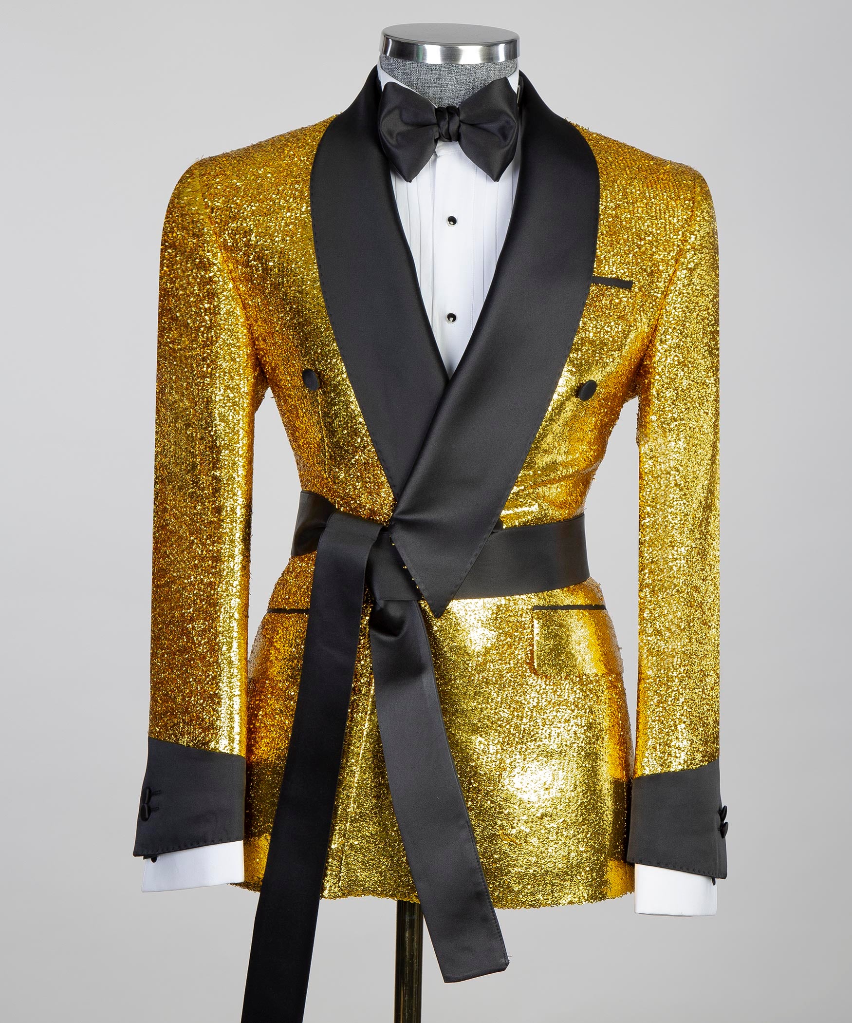 Goldener Smoking mit Gürtel und schwarzem Kragen