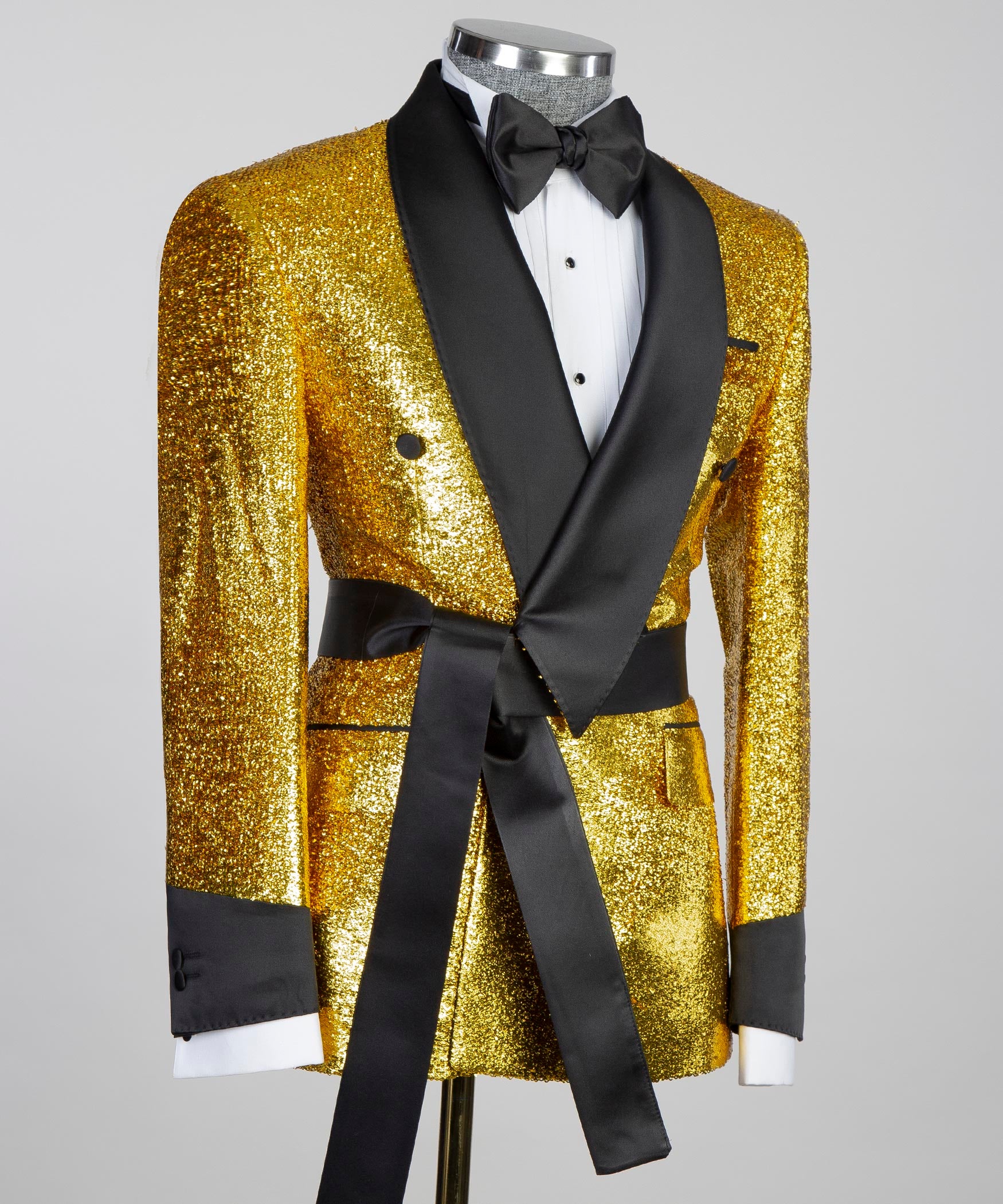 Goldener Smoking mit Gürtel und schwarzem Kragen
