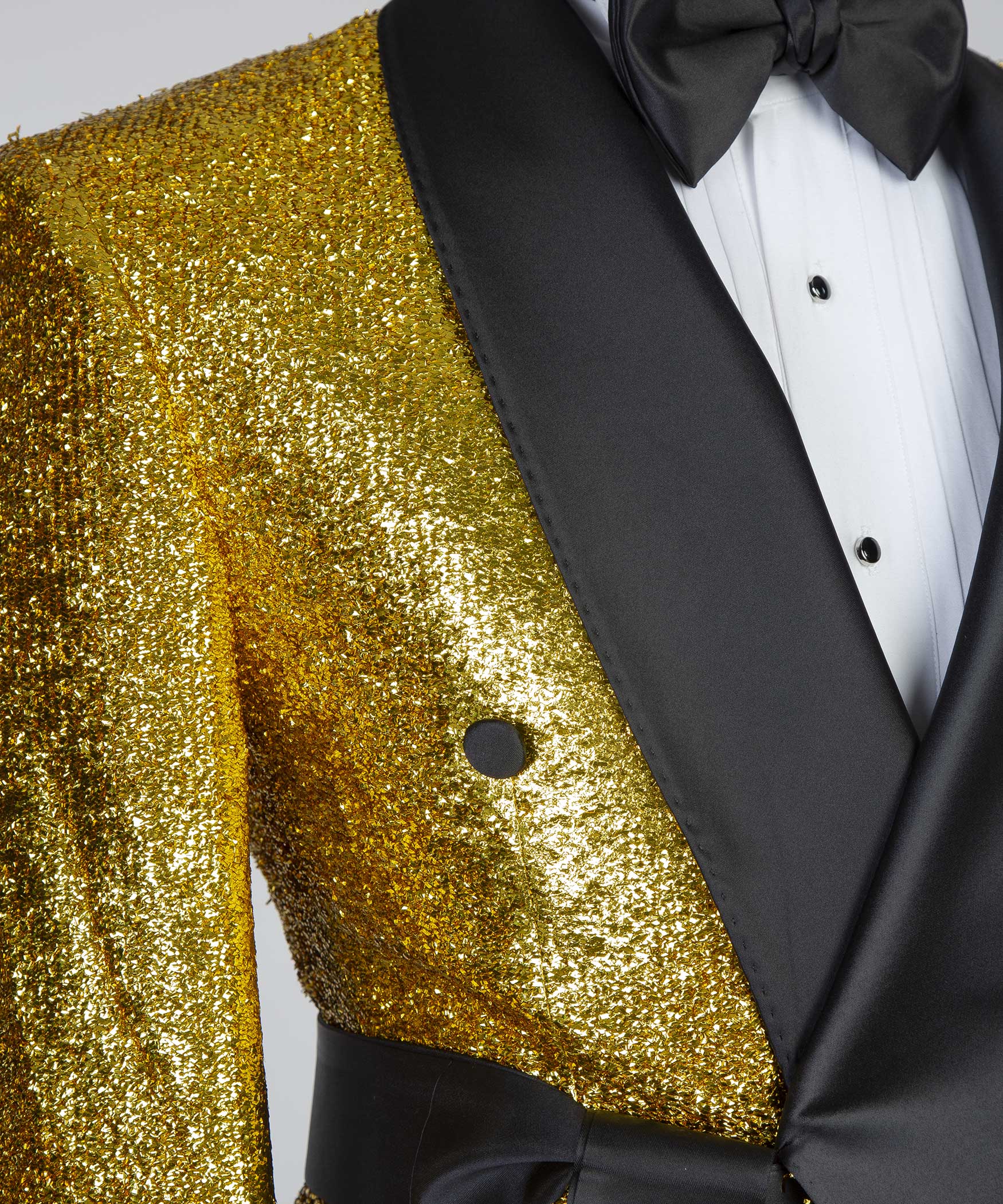 Goldener Smoking mit Gürtel und schwarzem Kragen