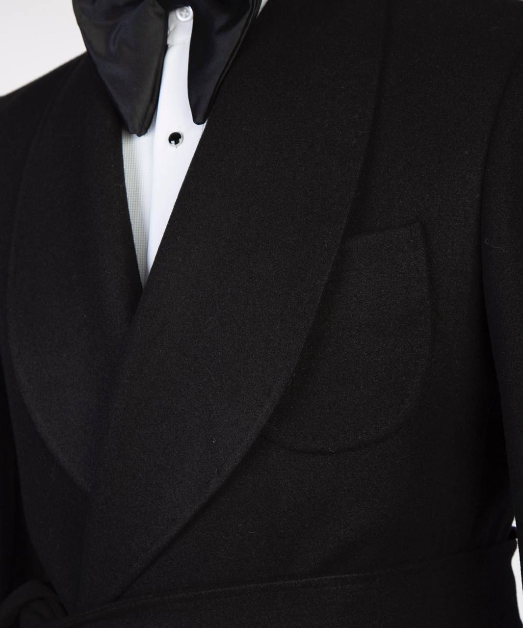 Herren-Mantel aus schwarzer Wolle mit Gürtel