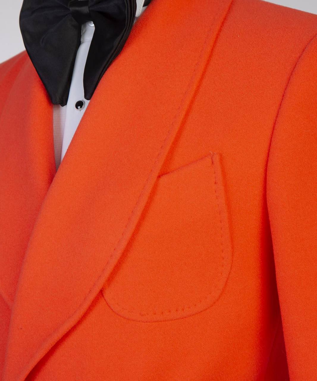 Herrenmantel aus orangefarbener Wolle mit Gürtel