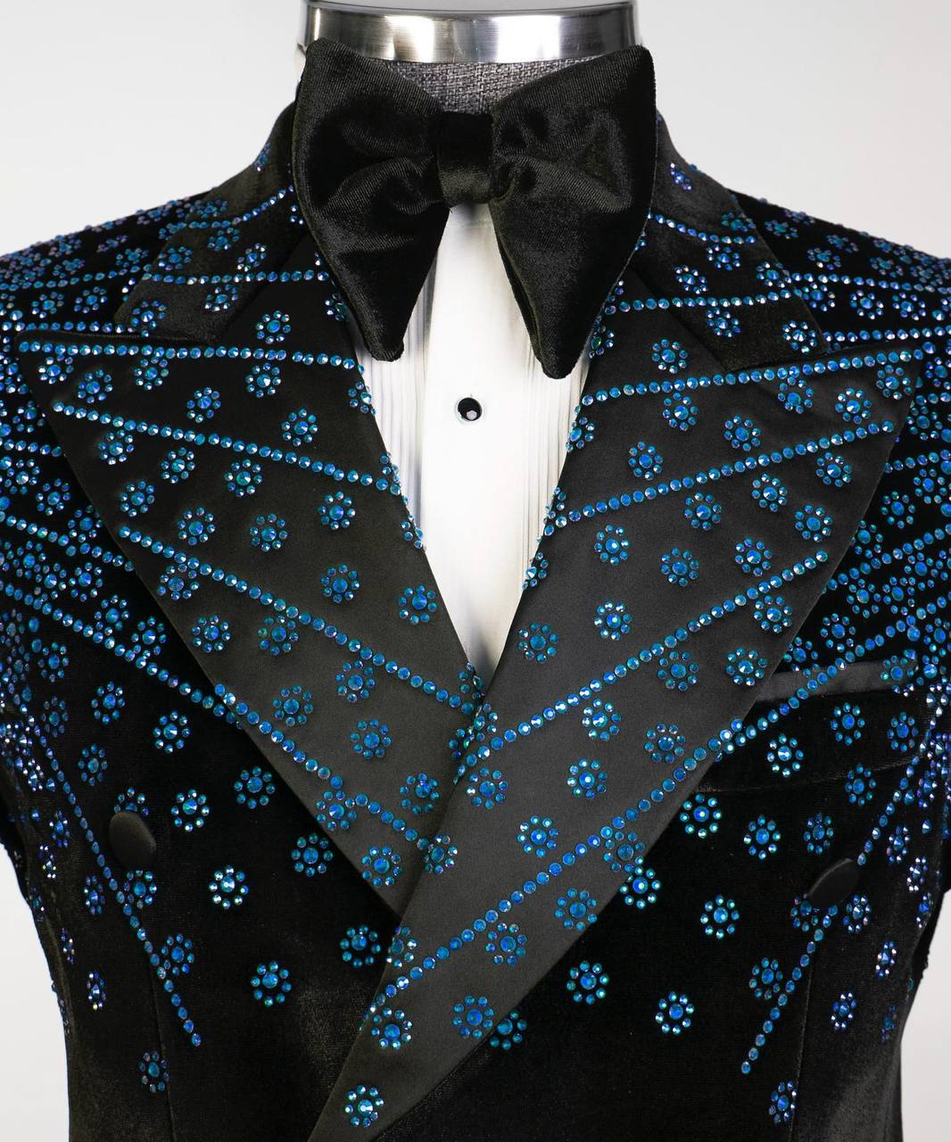 Schwarzer Samttuxedo, blaue Strasssteine, zweireihig