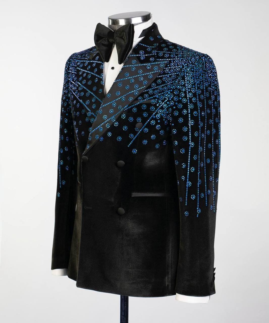 Schwarzer Samttuxedo, blaue Strasssteine, zweireihig