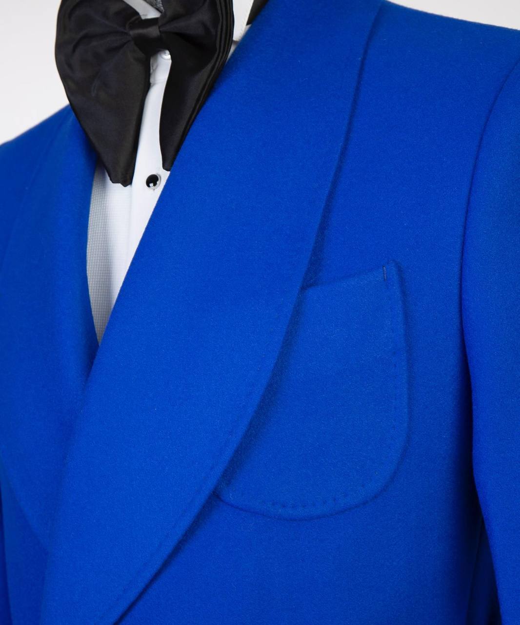 Herrenmantel aus blauer Wolle mit Gürtel