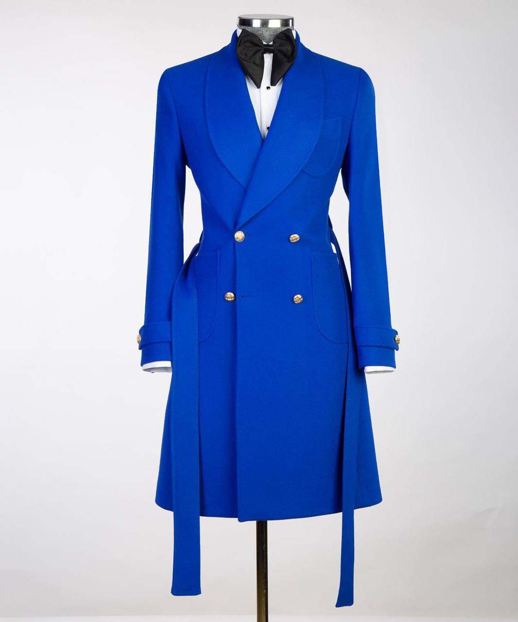 Herrenmantel aus blauer Wolle mit Gürtel