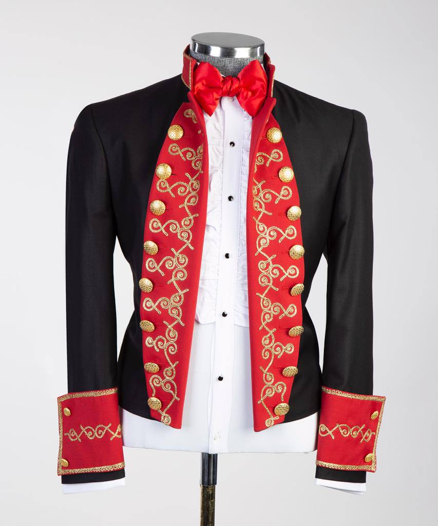 Schwarzer Anzug, königliches Design, roter Kragen